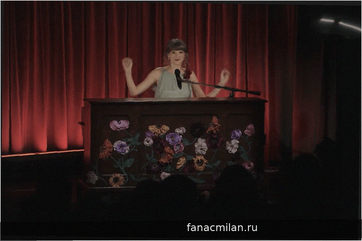 Тейлор Свифт исполнила попурри из песен «All Too Well», «I Knew You Were Trouble» и «August» в видео Grammy Museum